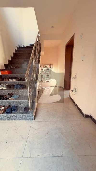 زراج ہاؤسنگ سکیم اسلام آباد میں 5 کمروں کا 12 مرلہ مکان 5.6 کروڑ میں برائے فروخت۔