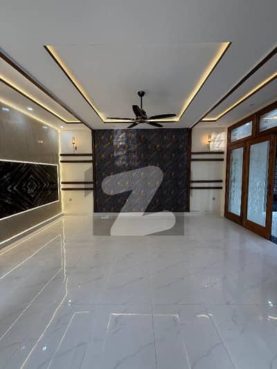 بحریہ آرچرڈ فیز 1 ۔ سدرن بحریہ آرچرڈ فیز 1,بحریہ آرچرڈ,لاہور میں 5 کمروں کا 10 مرلہ مکان 3.58 کروڑ میں برائے فروخت۔