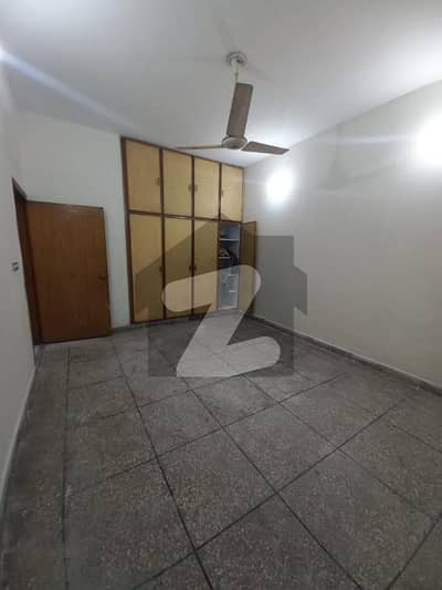 7.25 Marla old house corner facing park