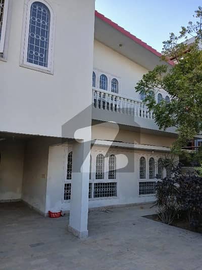 Defance off badban 500 yard house 2+3 bedroom lawn parking lane ______