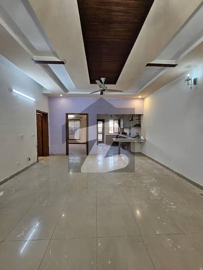 BEAUTIFUL LOCATION TRIPLE STORY HOUSE FOR RENT