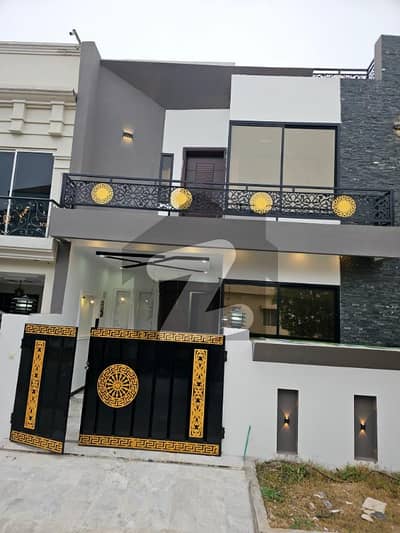 سٹی ہاؤسنگ سکیم جہلم میں 4 کمروں کا 5 مرلہ مکان 1.6 کروڑ میں برائے فروخت۔