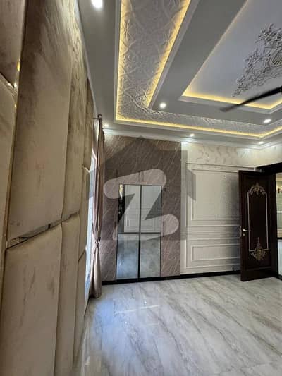 پیراگون سٹی لاہور میں 4 کمروں کا 10 مرلہ مکان 1.65 لاکھ میں کرایہ پر دستیاب ہے۔