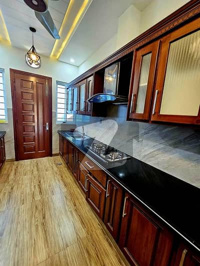 جی ۔ 13 اسلام آباد میں 6 کمروں کا 10 مرلہ مکان 2.6 لاکھ میں کرایہ پر دستیاب ہے۔