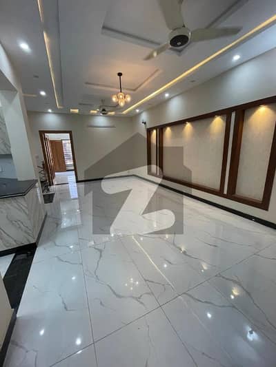 بحریہ ٹاؤن فیز 5 بحریہ ٹاؤن راولپنڈی,راولپنڈی میں 5 کمروں کا 10 مرلہ مکان 1.5 لاکھ میں کرایہ پر دستیاب ہے۔