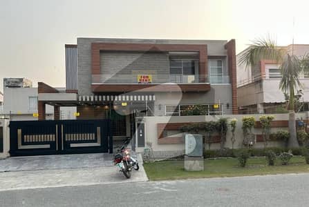 ڈی ایچ اے فیز 5 ڈیفنس (ڈی ایچ اے),لاہور میں 5 کمروں کا 1 کنال مکان 4.0 لاکھ میں کرایہ پر دستیاب ہے۔