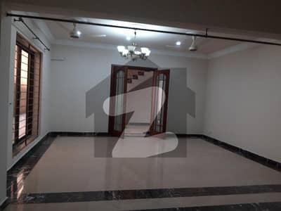 ایف ۔ 10 اسلام آباد میں 6 کمروں کا 1 کنال مکان 6.7 لاکھ میں کرایہ پر دستیاب ہے۔