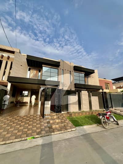 پی آئی اے ہاؤسنگ سکیم لاہور میں 5 کمروں کا 12 مرلہ مکان 5.5 کروڑ میں برائے فروخت۔