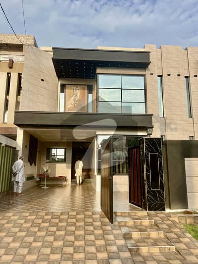 جوہر ٹاؤن لاہور میں 5 کمروں کا 12 مرلہ مکان 5.4 کروڑ میں برائے فروخت۔