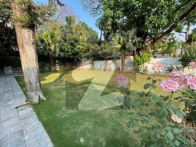 ایف ۔ 10 اسلام آباد میں 6 کمروں کا 1 کنال مکان 8.0 لاکھ میں کرایہ پر دستیاب ہے۔