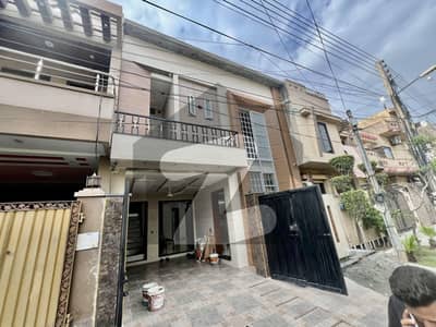 جوہر ٹاؤن فیز 2 جوہر ٹاؤن,لاہور میں 5 کمروں کا 5 مرلہ مکان 3.5 کروڑ میں برائے فروخت۔