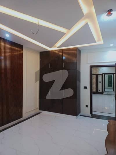 پی آئی اے ہاؤسنگ سکیم لاہور میں 5 کمروں کا 10 مرلہ مکان 1.9 لاکھ میں کرایہ پر دستیاب ہے۔