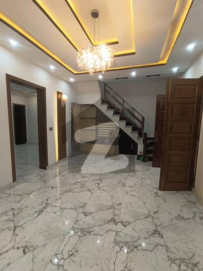 ویلینشیاء ہاؤسنگ سوسائٹی لاہور میں 3 کمروں کا 5 مرلہ مکان 1.0 لاکھ میں کرایہ پر دستیاب ہے۔