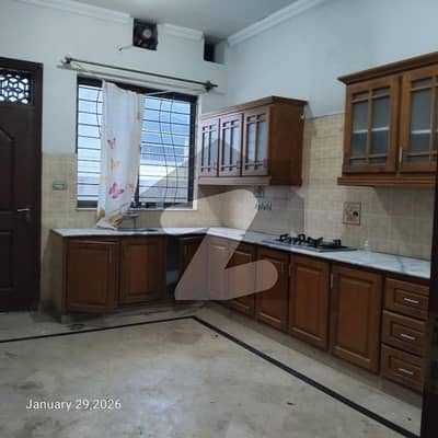 جی ۔ 13/1 جی ۔ 13,اسلام آباد میں 3 کمروں کا 1 کنال بالائی پورشن 1.7 لاکھ میں کرایہ پر دستیاب ہے۔