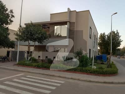 Precinct 1, 330sq. Y Street 17 Luxury CORNER Villa Available For Sale