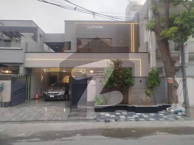 جوہر ٹاؤن لاہور میں 5 کمروں کا 12 مرلہ مکان 5.5 کروڑ میں برائے فروخت۔