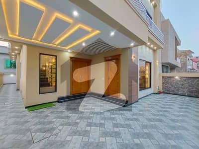 مدینہ ٹاؤن اسلام آباد میں 7 کمروں کا 12 مرلہ مکان 5.1 کروڑ میں برائے فروخت۔