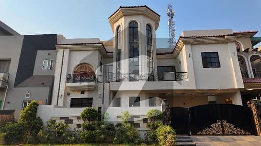 Prime Location Formanites Housing Scheme - Block N House Sized 10 Marla Is Available