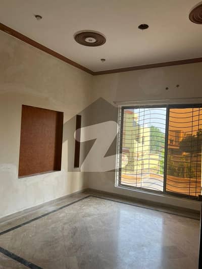 اے ڈبلیو ٹی فیز 2 اے ڈبلیو ٹی آرمی ویلفیئر ٹرسٹ,رائیونڈ روڈ,لاہور میں 5 کمروں کا 10 مرلہ مکان 1.2 لاکھ میں کرایہ پر دستیاب ہے۔