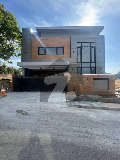 زرج سکیم ۔ سیکٹر سی زراج ہاؤسنگ سکیم,اسلام آباد میں 5 کمروں کا 10 مرلہ مکان 5.5 کروڑ میں برائے فروخت۔