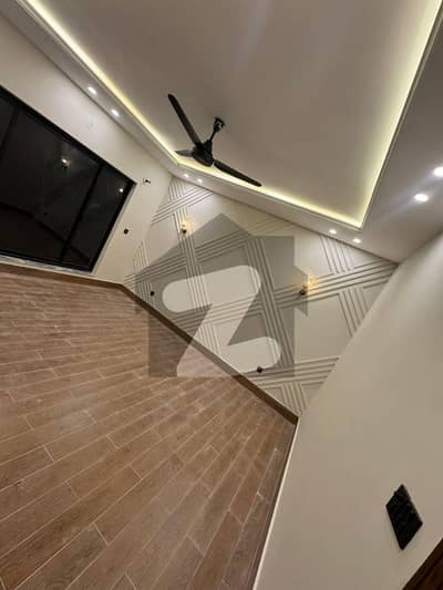 زرج سکیم ۔ سیکٹر سی زراج ہاؤسنگ سکیم,اسلام آباد میں 5 کمروں کا 10 مرلہ مکان 5.5 کروڑ میں برائے فروخت۔