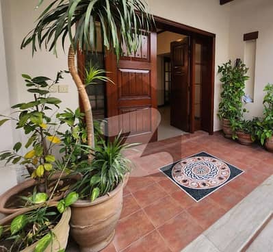 Beautiful Luxurious House with Swimming Pool