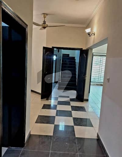 10 Marla 4 Bedrooms House For Sale.