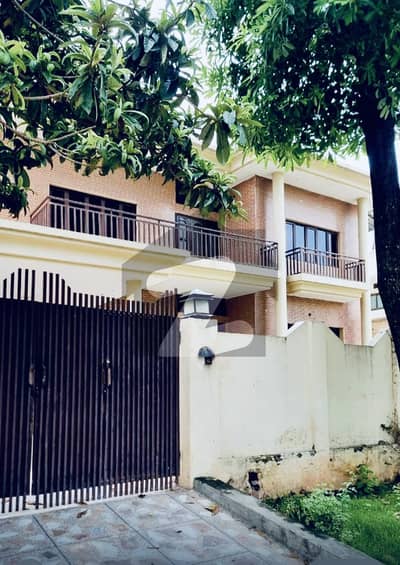 آئی ۔ 8 اسلام آباد میں 6 کمروں کا 1 کنال مکان 3.95 لاکھ میں کرایہ پر دستیاب ہے۔