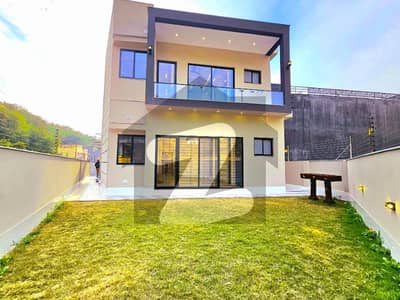 High Quality 12 Marla 6 Bed House At A Peaceful Location