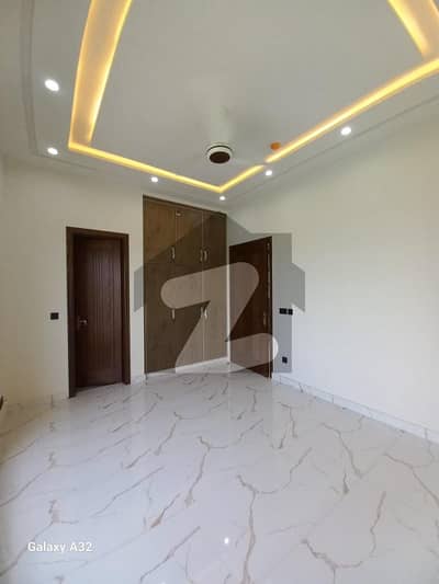 ڈی ایچ اے فیز 5 ڈیفنس (ڈی ایچ اے),لاہور میں 4 کمروں کا 5 مرلہ مکان 2.75 کروڑ میں برائے فروخت۔