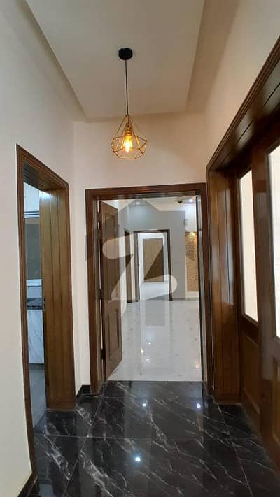 ای ۔ 11 اسلام آباد میں 5 کمروں کا 11 مرلہ مکان 9.5 کروڑ میں برائے فروخت۔