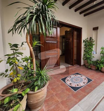 Beautiful Luxurious 5 Bedroom House with Swimming Pool