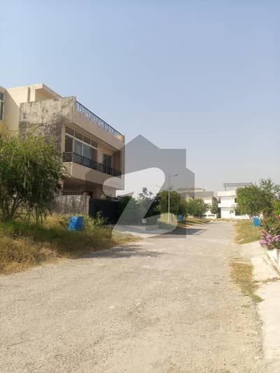 ایم پی سی ایچ ایس - بلاک ای ایم پی سی ایچ ایس ۔ ملٹی گارڈنز,بی ۔ 17,اسلام آباد میں 7 مرلہ رہائشی پلاٹ 1.0 کروڑ میں برائے فروخت۔