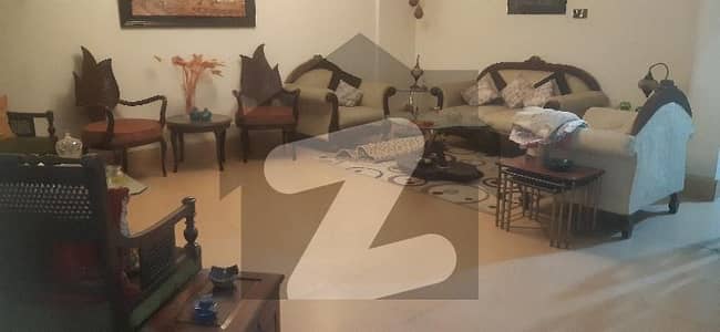 کلفٹن ۔ بلاک 7 کلفٹن,کراچی میں 3 کمروں کا 6 مرلہ فلیٹ 3.5 کروڑ میں برائے فروخت۔