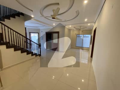 پی ایچ اے ایف آفیسرز ریزڈینسیا کوری روڈ,اسلام آباد میں 4 کمروں کا 8 مرلہ مکان 1.45 لاکھ میں کرایہ پر دستیاب ہے۔