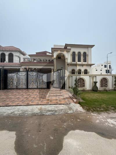 ڈی ایچ اے فیز 1 ۔ سیکٹر ایچ ڈی ایچ اے فیز 1,ڈی ایچ اے ڈیفینس,ملتان میں 5 کمروں کا 1 کنال مکان 5.0 کروڑ میں برائے فروخت۔