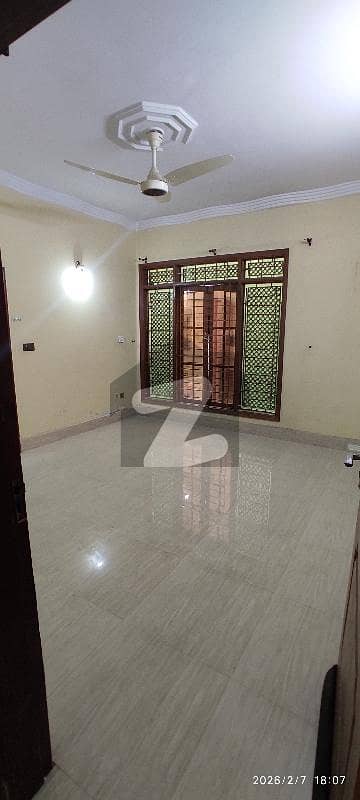 گلشنِ اقبال ٹاؤن کراچی میں 6 کمروں کا 6 مرلہ مکان 1.6 لاکھ میں کرایہ پر دستیاب ہے۔