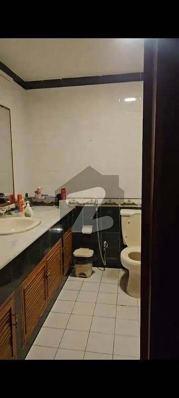 OUTRIGHT SALE PRIME OPPORTUNITY   TRIPLEX HOUSE IN F-11/2 (SECTOR 666)  SEPARATE GATE  INDEPENDENT PORTION  CORNER LOCATION NEAR PARK  BEAUTIFUL & PEACEFUL LOCATION  VERY REASONABLE PRICE OUTRIGHT SALE  IDEAL FOR INVESTORS & END USERS  INVESTOR BUY  CITY TRANSFER DIRECT MEETING WITH OWNER  CONTACT: M. NAQIB REHMAN  0345 8804179  SERIOUS BUYERS ONLY PLEASE CALL FOR DETAI