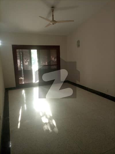 نیوی ہاؤسنگ سکیم کارساز کراچی میں 5 کمروں کا 14 مرلہ مکان 4.1 لاکھ میں کرایہ پر دستیاب ہے۔