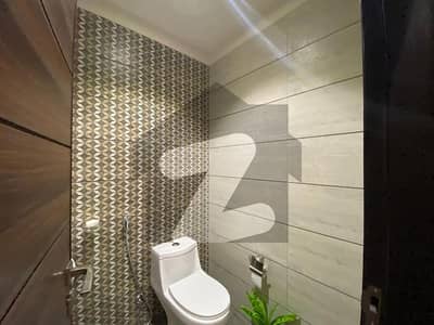 کینگ شیز ریزیڈنسی جوہر چورنگی روڈ,گلشنِ اقبال ٹاؤن,کراچی میں 4 کمروں کا 10 مرلہ فلیٹ 1.15 لاکھ میں کرایہ پر دستیاب ہے۔