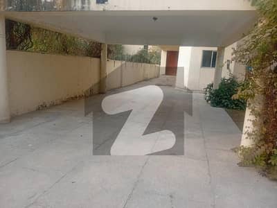 ڈی ایچ اے فیز 1 - بلاک ایم فیز 1,ڈیفنس (ڈی ایچ اے),لاہور میں 5 کمروں کا 1 کنال مکان 2.25 لاکھ میں کرایہ پر دستیاب ہے۔