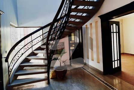 ڈی ایچ اے فیز 1 ڈیفنس (ڈی ایچ اے),لاہور میں 5 کمروں کا 1 کنال مکان 2.15 لاکھ میں کرایہ پر دستیاب ہے۔