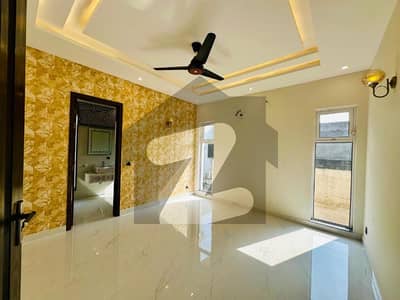 ڈی ایچ اے فیز 2 - بلاک کیو فیز 2,ڈیفنس (ڈی ایچ اے),لاہور میں 5 کمروں کا 1 کنال مکان 2.4 لاکھ میں کرایہ پر دستیاب ہے۔