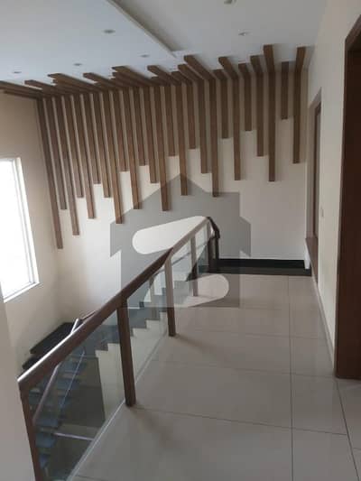 بحریہ ٹاؤن سیکٹر B بحریہ ٹاؤن,لاہور میں 5 کمروں کا 10 مرلہ مکان 1.4 لاکھ میں کرایہ پر دستیاب ہے۔