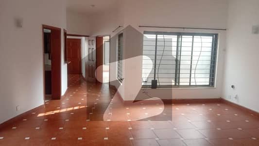 ڈی ایچ اے فیز 2 - بلاک آر فیز 2,ڈیفنس (ڈی ایچ اے),لاہور میں 6 کمروں کا 2 کنال مکان 4.5 لاکھ میں کرایہ پر دستیاب ہے۔