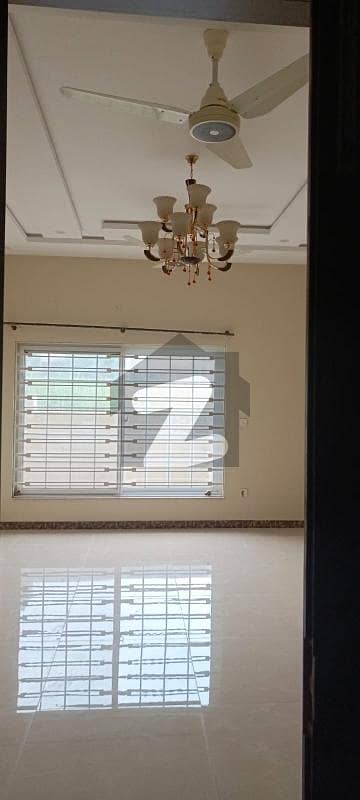 زراج ہاؤسنگ سکیم اسلام آباد میں 5 کمروں کا 10 مرلہ مکان 1.65 لاکھ میں کرایہ پر دستیاب ہے۔