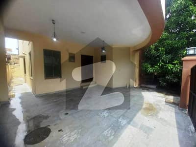 عسکری 10 - سیکٹر سی عسکری 10,عسکری,لاہور میں 4 کمروں کا 10 مرلہ مکان 6.3 کروڑ میں برائے فروخت۔