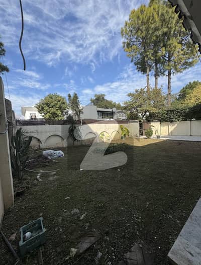 F-10 666 Square Yard Tile Flooring Beautiful House Available For Rent Excellent Condition Green Lawn Close End Street Washrooms And Kitchen Excellent Condition