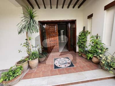 Prime Location Luxury 6 Bedroom House