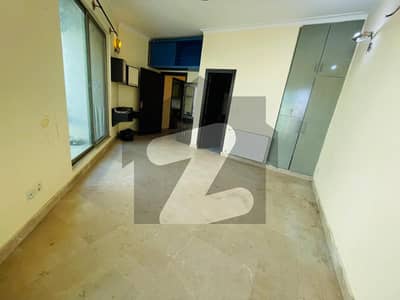 ایف ۔ 11 مرکز ایف ۔ 11,اسلام آباد میں 3 کمروں کا 12 مرلہ فلیٹ 1.4 لاکھ میں کرایہ پر دستیاب ہے۔